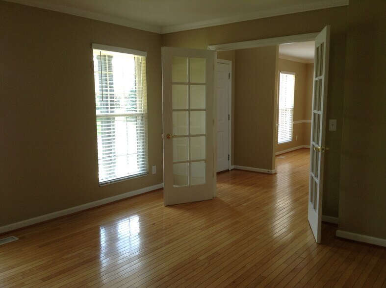 Building Photo - 10190 Meadowknoll Dr