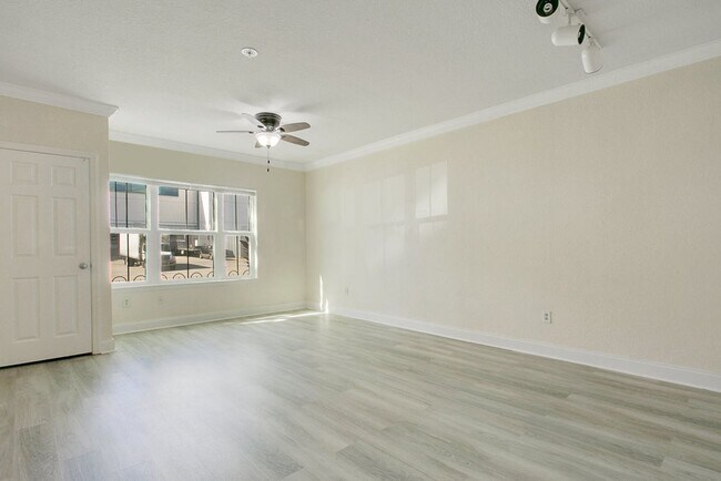 Building Photo - 202 E South St