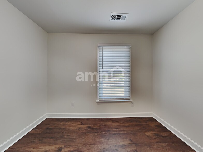 Building Photo - 135 Lonetree Dr