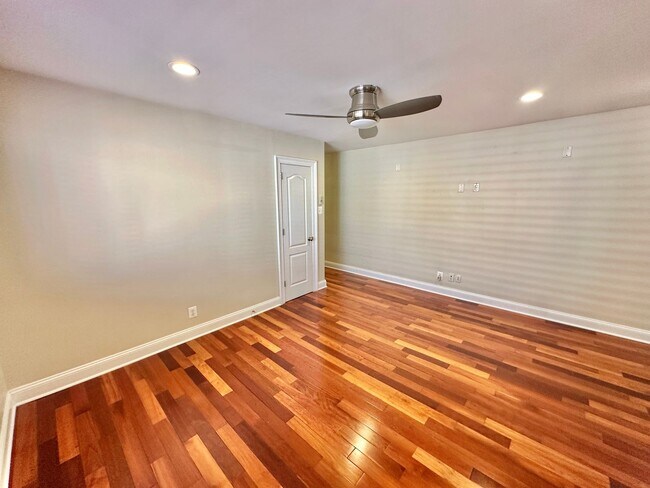 Building Photo - Enchanting Eckington 1 Bedroom Modern Condo w/Washer & Dryer