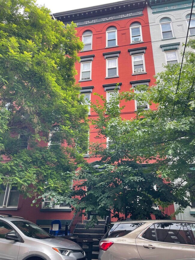 Building Photo - 813 Willow Ave