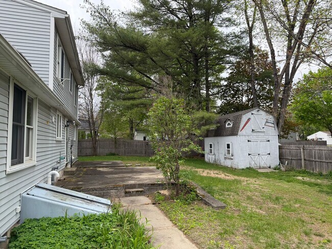 Building Photo - Beautiful 4 Bed / 2 Bath, Single Family Home. Close to Downtown Northampton!