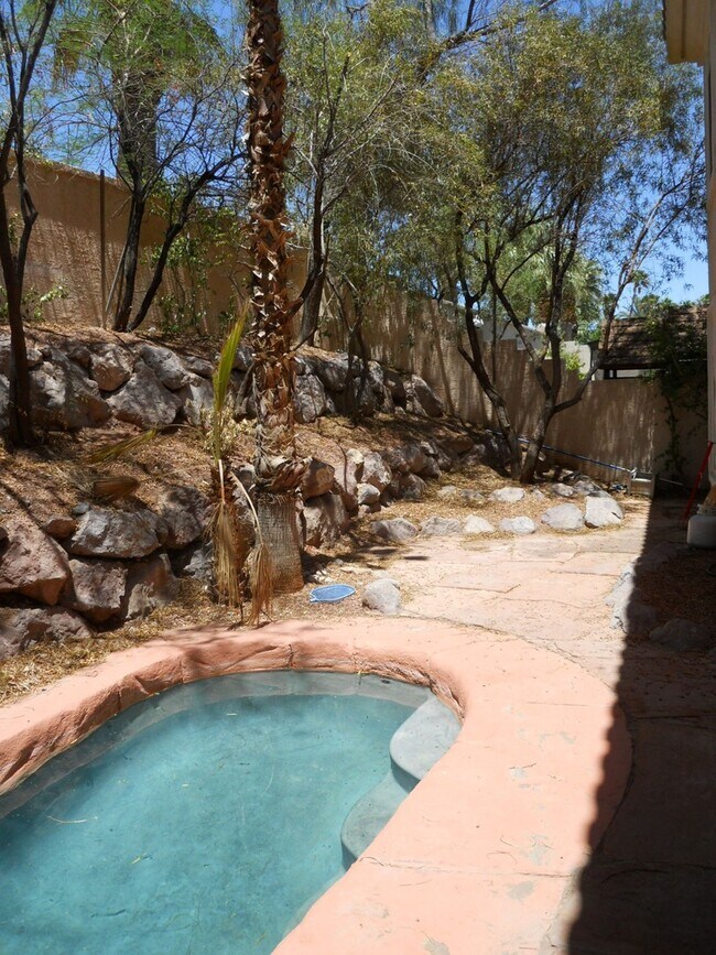 Building Photo - 5 BDR/ 4.5 BTH, Triple Master Home includi...