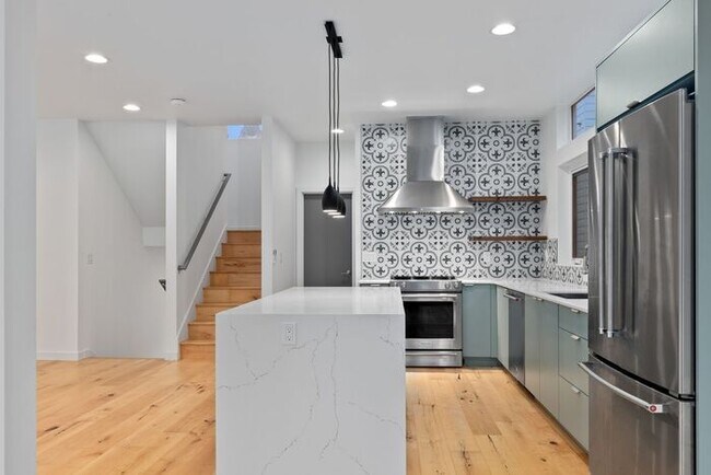 Building Photo - Fresh, Air-Conditioned Standalone Townhome in Coveted Lincoln Park
