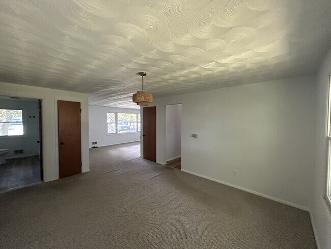 Building Photo - 102 Goethals Dr
