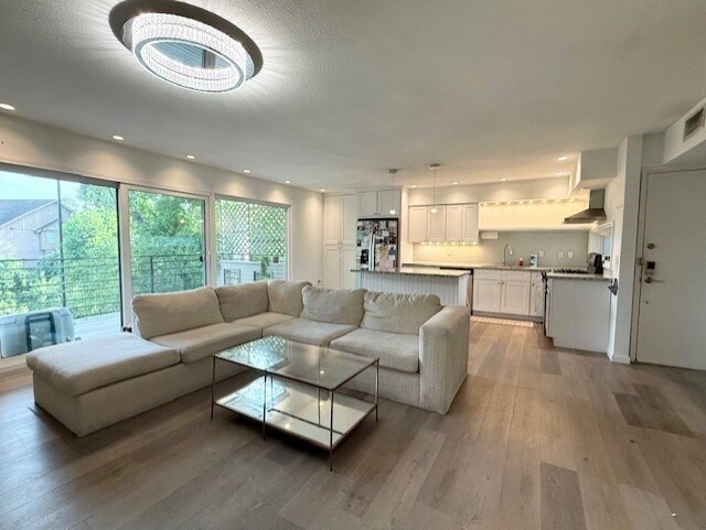 Building Photo - 8211 Katy Fwy