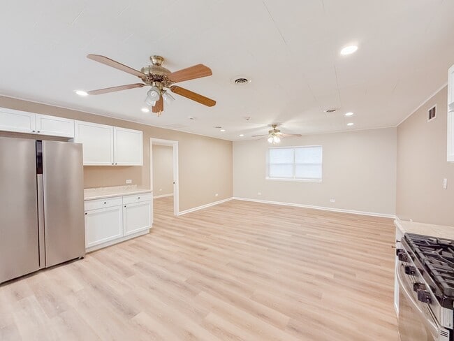 Building Photo - 106 E State Rd