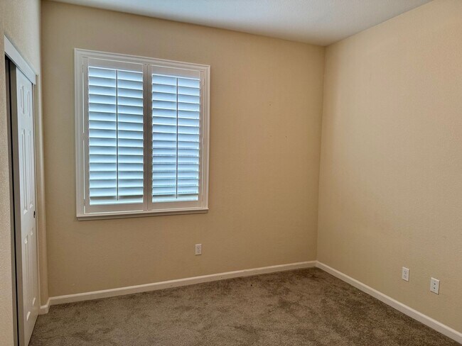 Building Photo - Spacious 4 Bedroom 3 1/2 Bath Home Available Now