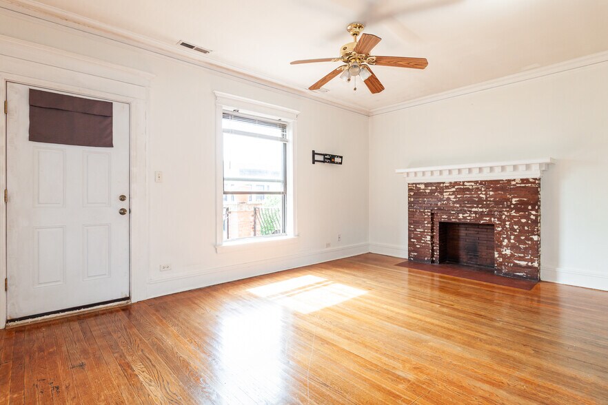 Primary Photo - 910 W Belle Plaine Ave