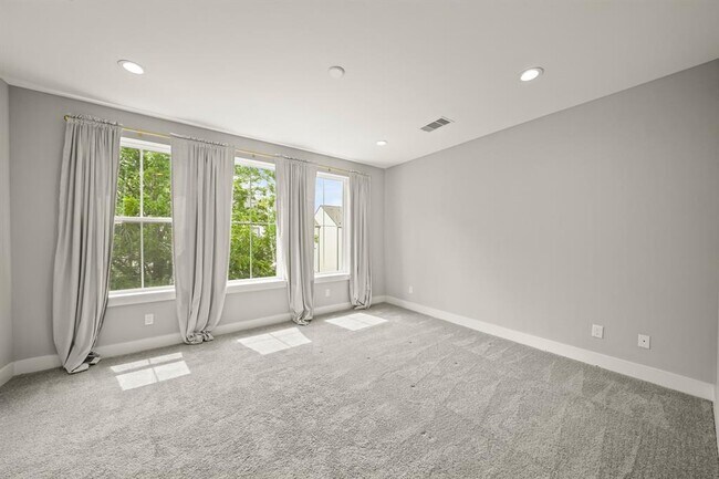 Building Photo - 823 Woodcrest Dr