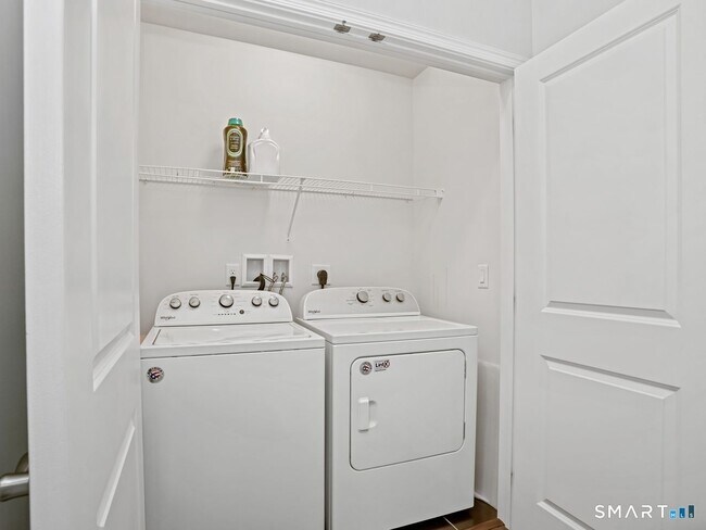 Building Photo - 302 Center Meadow Ln