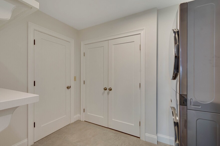 Building Photo - 31 School St