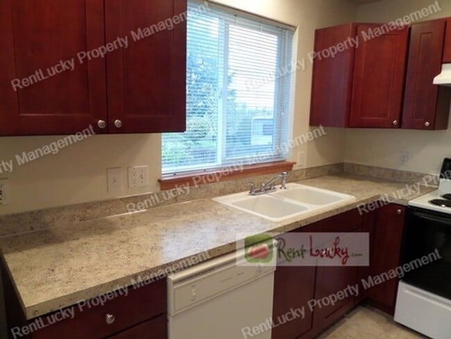 Building Photo - Fabulous 2 Bedroom Townhome With Attached Garage in Great RENTON Location!