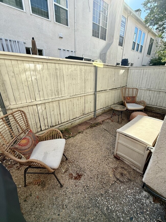 Building Photo - 4424 Holland Ave