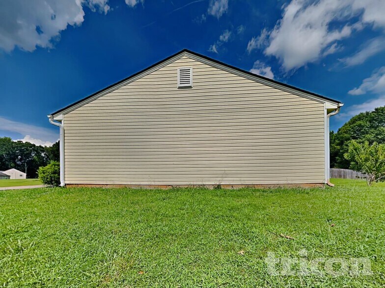 Building Photo - 745 Remington Cir