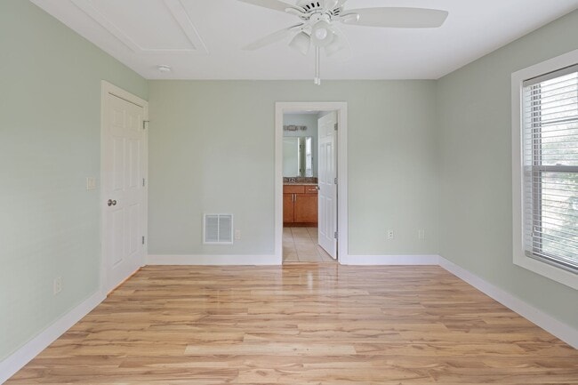 Building Photo - Modern Kenilworth Home