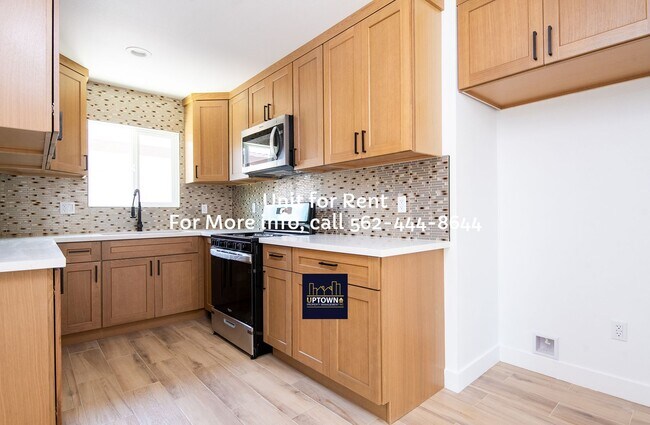 Building Photo - House -  2 Bedrooms + 1 Office / 1 Bathroom - Paramount