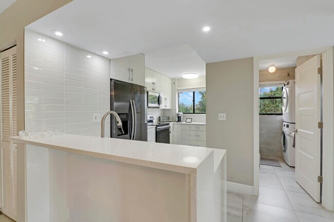 Building Photo - 360 Bella Vista Ct N