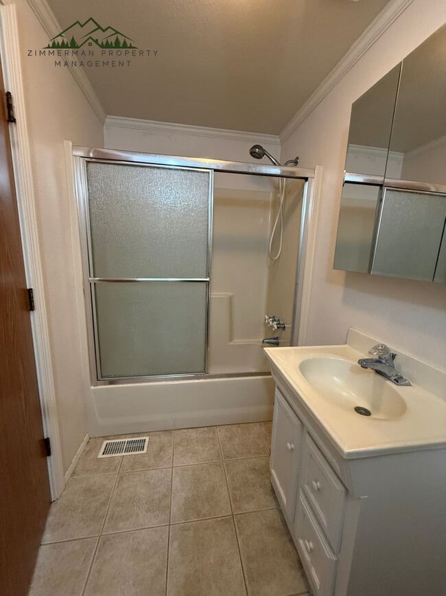 Building Photo - Charming 3-bedroom, 2-bathroom manufacture home located in Cottage Grove