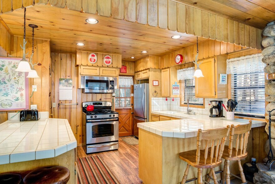 Building Photo - 8041 Woodpecker Way
