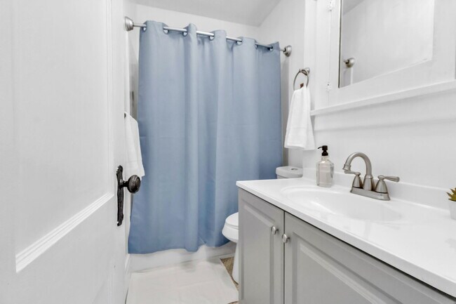 Building Photo - Furnished 3-Bedroom, 2-Bath Upper Unit in North Buffalo