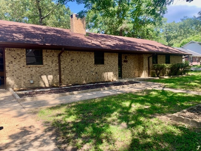 Building Photo - 407 Shady Bend