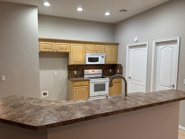 Building Photo - Charming 3 bedroom home with storm shelter in Norman! No carpet and a large pantry!