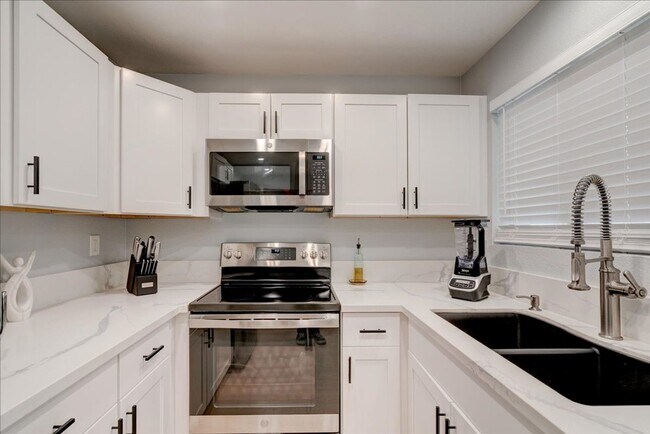 Building Photo - Fully Remodeled 1 Bed - 1 Bath in Gated Community