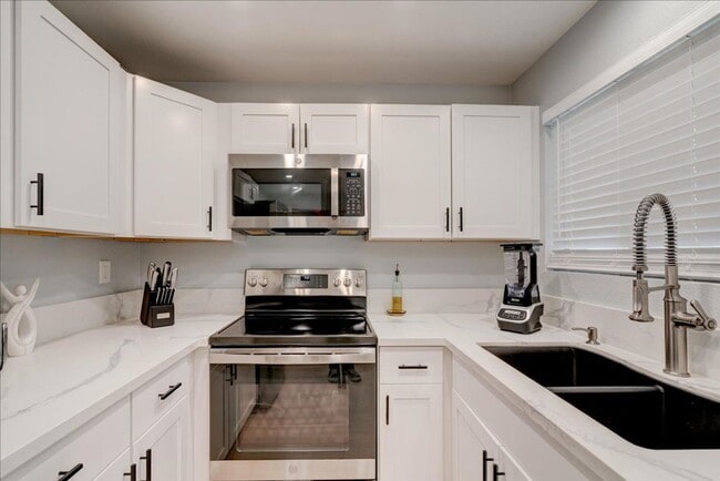 Building Photo - Gorgeous, Fully Remodeled 1 Bed - 1 Bath in Gated Community, Close to All!