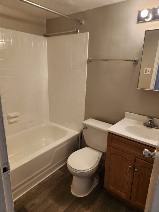 Building Photo - Spacious One Bedroom Apartment Home Availa...