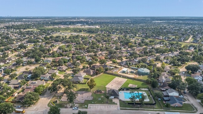 Building Photo - 6923 Creek Village Dr