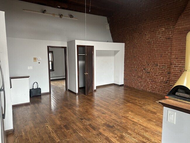 Building Photo - 46 Warren St