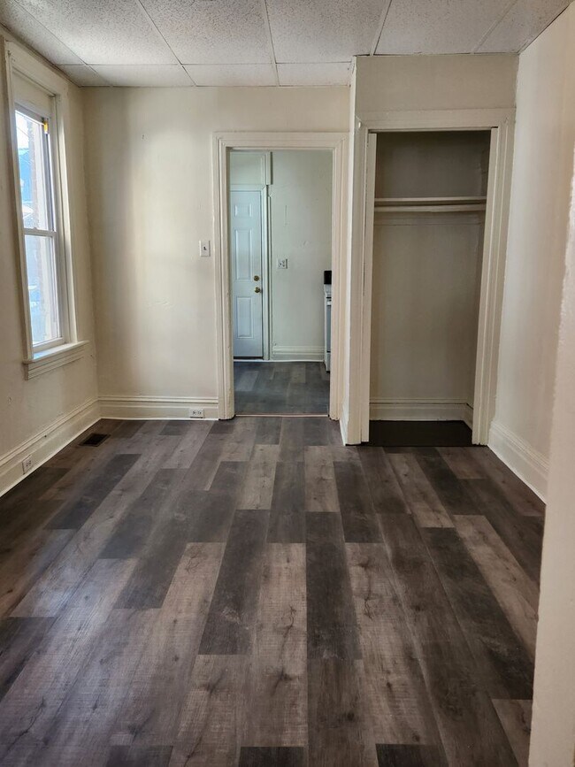 Building Photo - 920 W King St