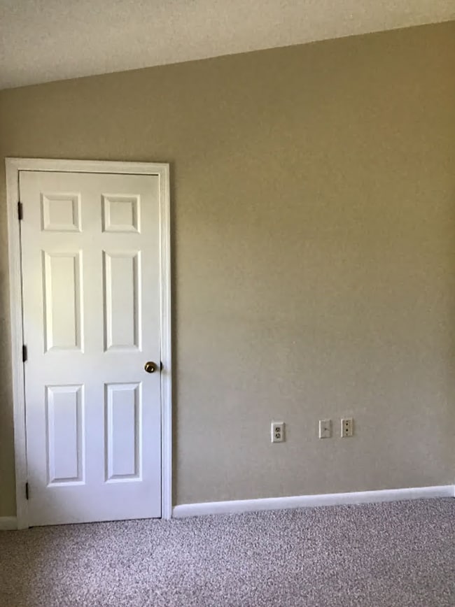 Building Photo - Cozy, end unit 2 bed/1 bath townhouse