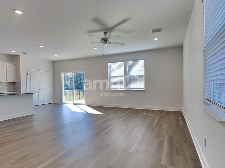 Building Photo - 305 Calla Lily Ct