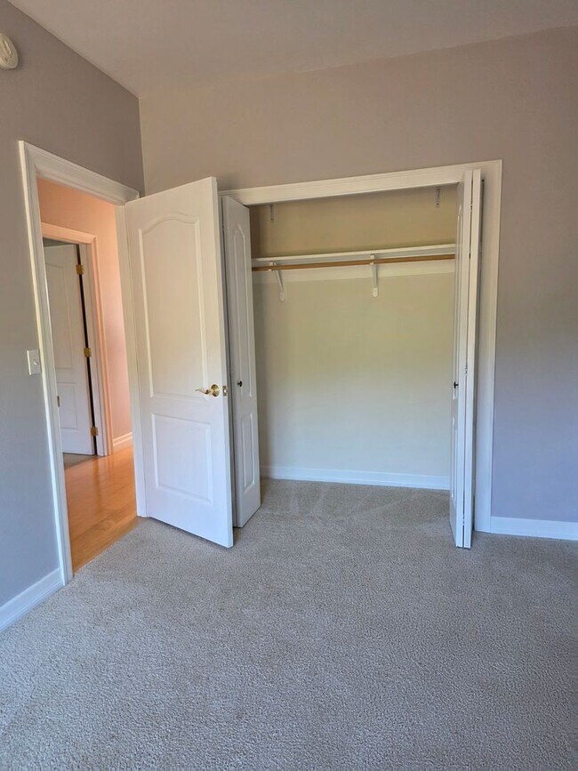 Building Photo - Amazing Bay View 3 bed/3 bath in Coos Bay