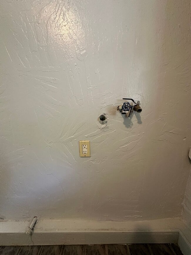 Building Photo - 3 Bed 1.5 Bath