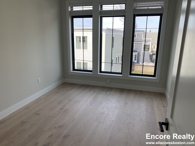 Building Photo - 157 Everett St