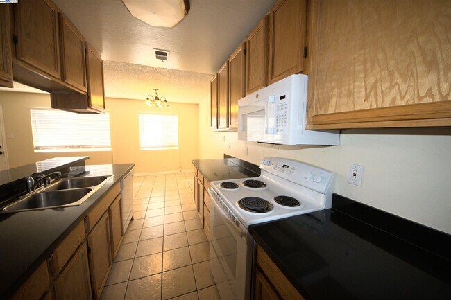 Building Photo - 1214 Sycamore Dr