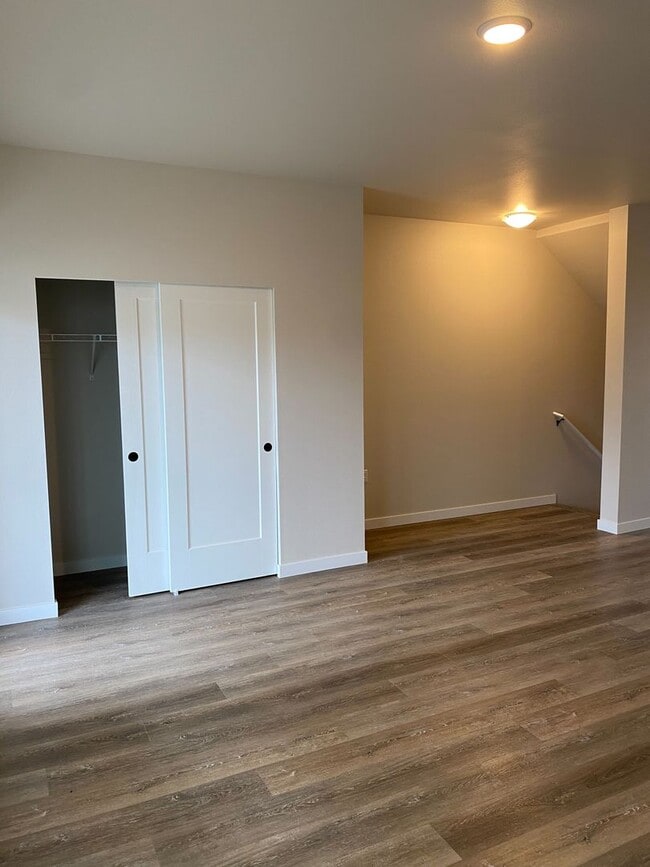 Building Photo - Modern 3 Bedroom, 3 Bath Townhome with 2-C...