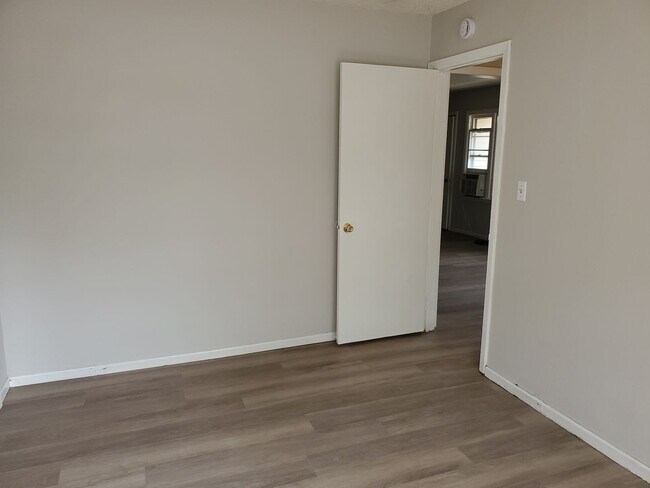 Building Photo - Nice 2 bedroom 1 bath duplex!