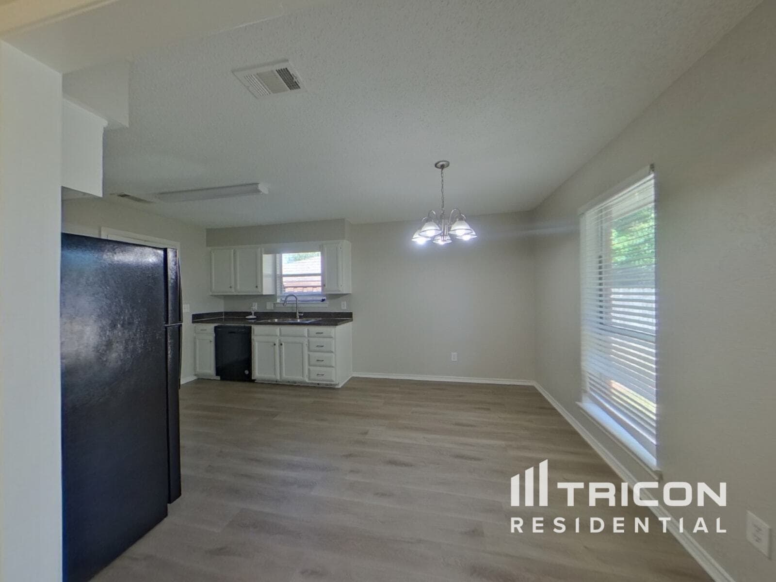 Building Photo - 8620 Santa Clara Dr