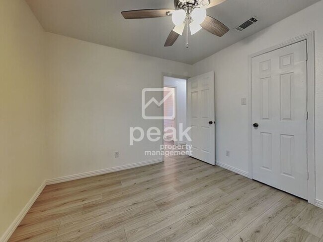 Building Photo - $2199! 3 Bed 2 Bath in Watauga! All appliances INCLUDED!