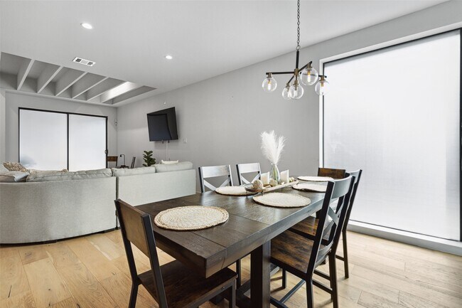 Building Photo - 4305 Roseland Ave