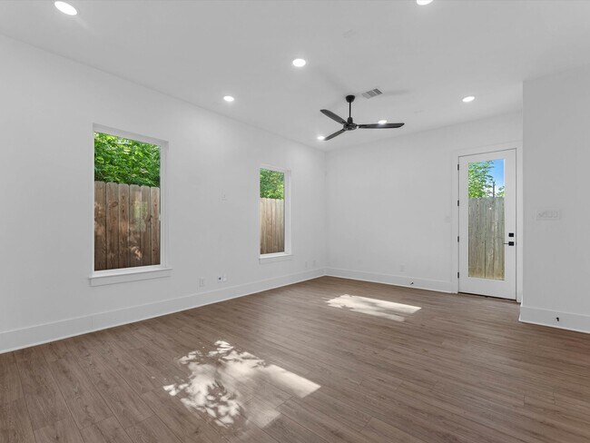 Building Photo - 867 Mansfield St