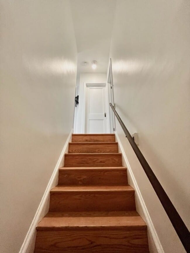 Building Photo - Great 4 BR 3 BA townhouse in great quiet s...