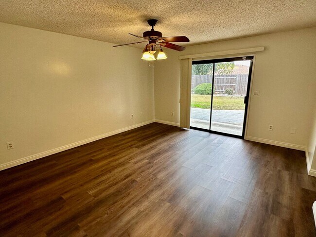 Building Photo - 9913 Spring Oak Dr