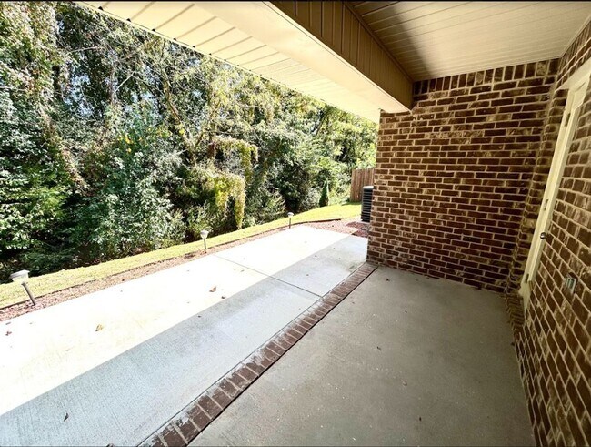 Building Photo - BEAUTIFUL THREE BED, TWO BATH FULL BRICK H...