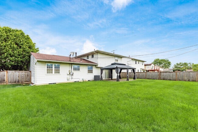 Building Photo - 2715 Kenview Rd S