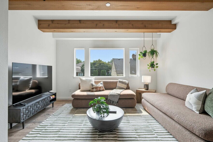 Primary Photo - 925 NE 23rd Ave